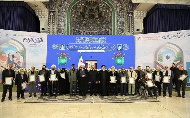 دریافت نشان «خادم القرآن» میکائیل باقری از سوی رییس جمهوری