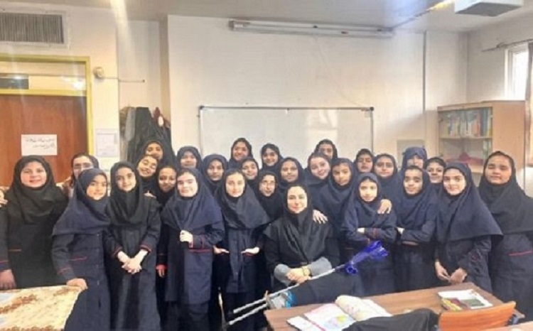 معلم آران و بیدگلی که روی گچِ پای خود، شعری از ایثار نوشت