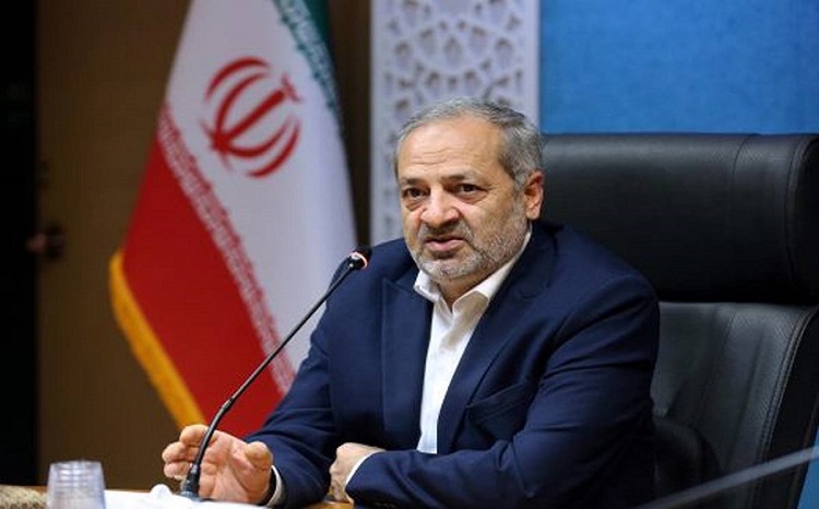 علیرضا کاظمی اظهار کرد: سال گذشته همین موقع حدود ۷۰۰ هزار دانش‌آموز برای پایه اول ثبت‌نام کرده بودند و الان حدود ۸۰۰ هزار دانش‌آموز از یک میلیون و ۲۵۰ هزار دانش‌آموزی که باید ثبت‌نام می‌کردند‌، ثبت‌نام خود را انجام داده‌اند. لذا در حوزه ثبت‌نام عملا نسبت به سال گذشته جلو هستیم. وی افزود: مهلت ثبت‌نام پایه اول را تا پایان تیرماه تمدید کردیم و جای هیچ نگرانی نیست. سناریوهای مختلفی را آماده کردیم. وزیر آموزش و پرورش با بیان این‌که در هر شرایطی آموزش را ادامه خواهیم داد، خاطرنشان کرد: امسال هم تصمیم داریم و از همین الان برنامه‌ریزی‌ها را انجام دادیم که از مدرسه تلویزیونی ایران به عنوان بخش تکمیلی و تقویتی حوزه آموزش استفاده کنیم و در بخش‌هایی که پوشش نداشته باشیم نیز به عنوان بخش اصلی استفاده خواهیم کرد. کاظمی گفت: کتاب‌های درسی همه آماده شده است و در حال توزیع است.